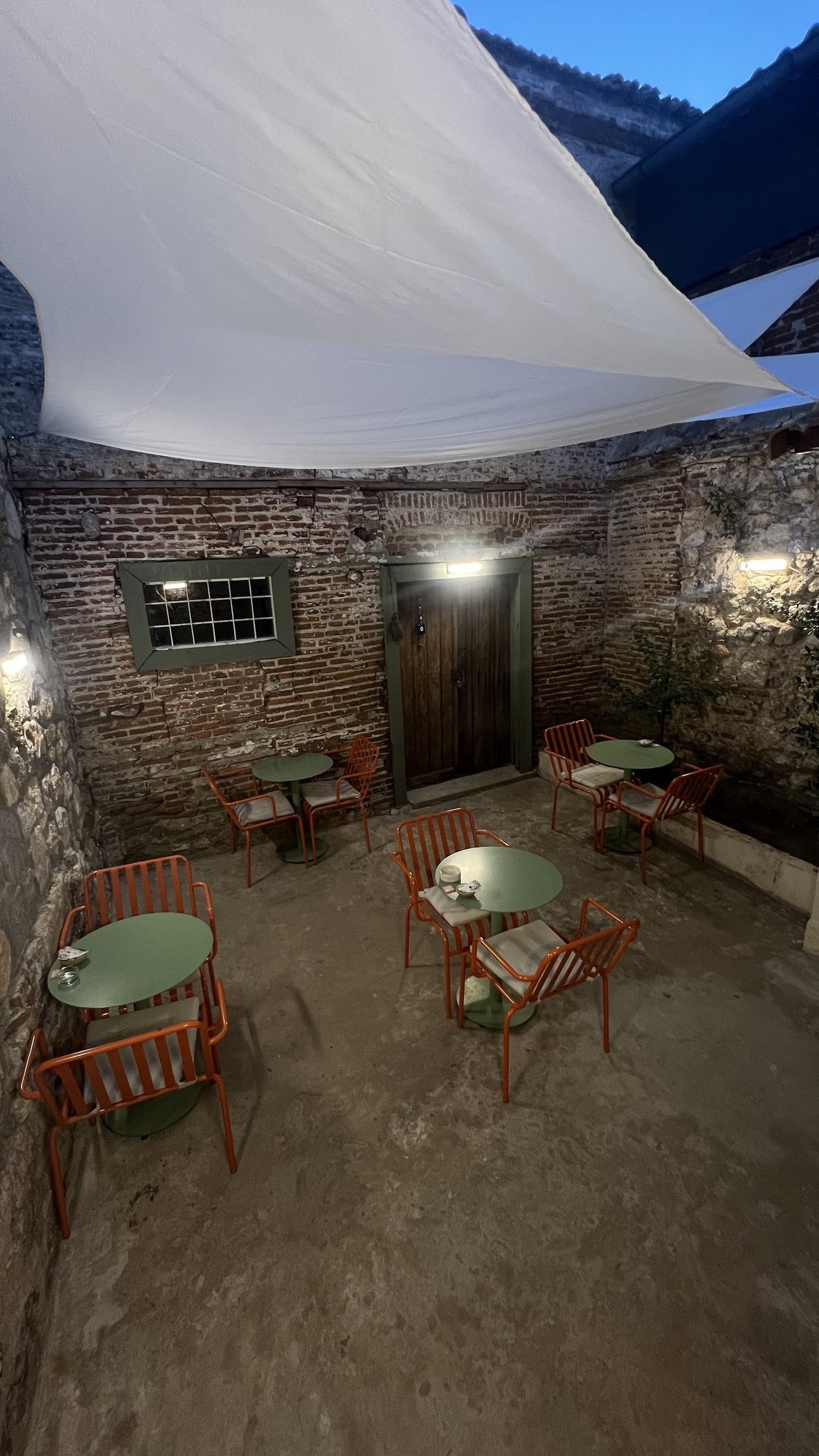 Kabuk Ayvalık gece avlusu